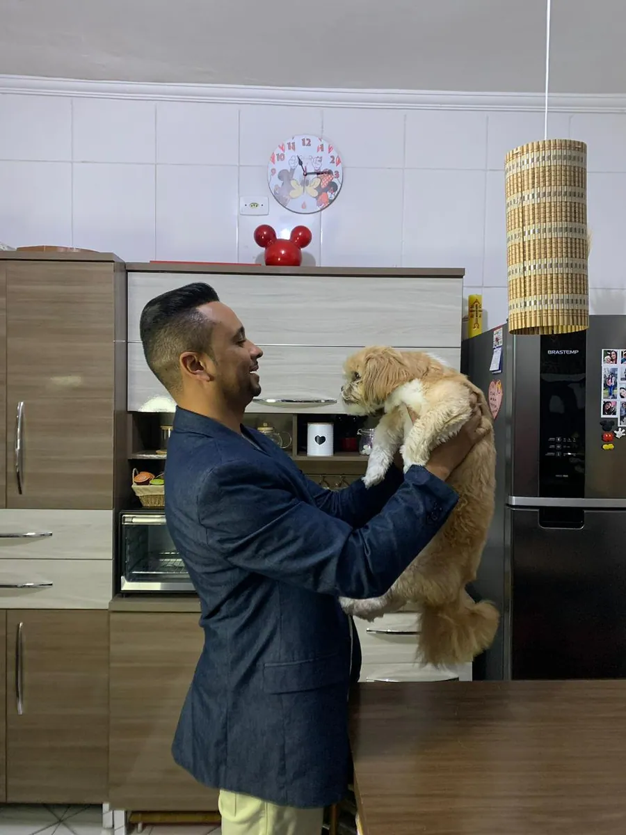 Gesiel Rodrigues, fundador de Prolpet, con su mascota Theo